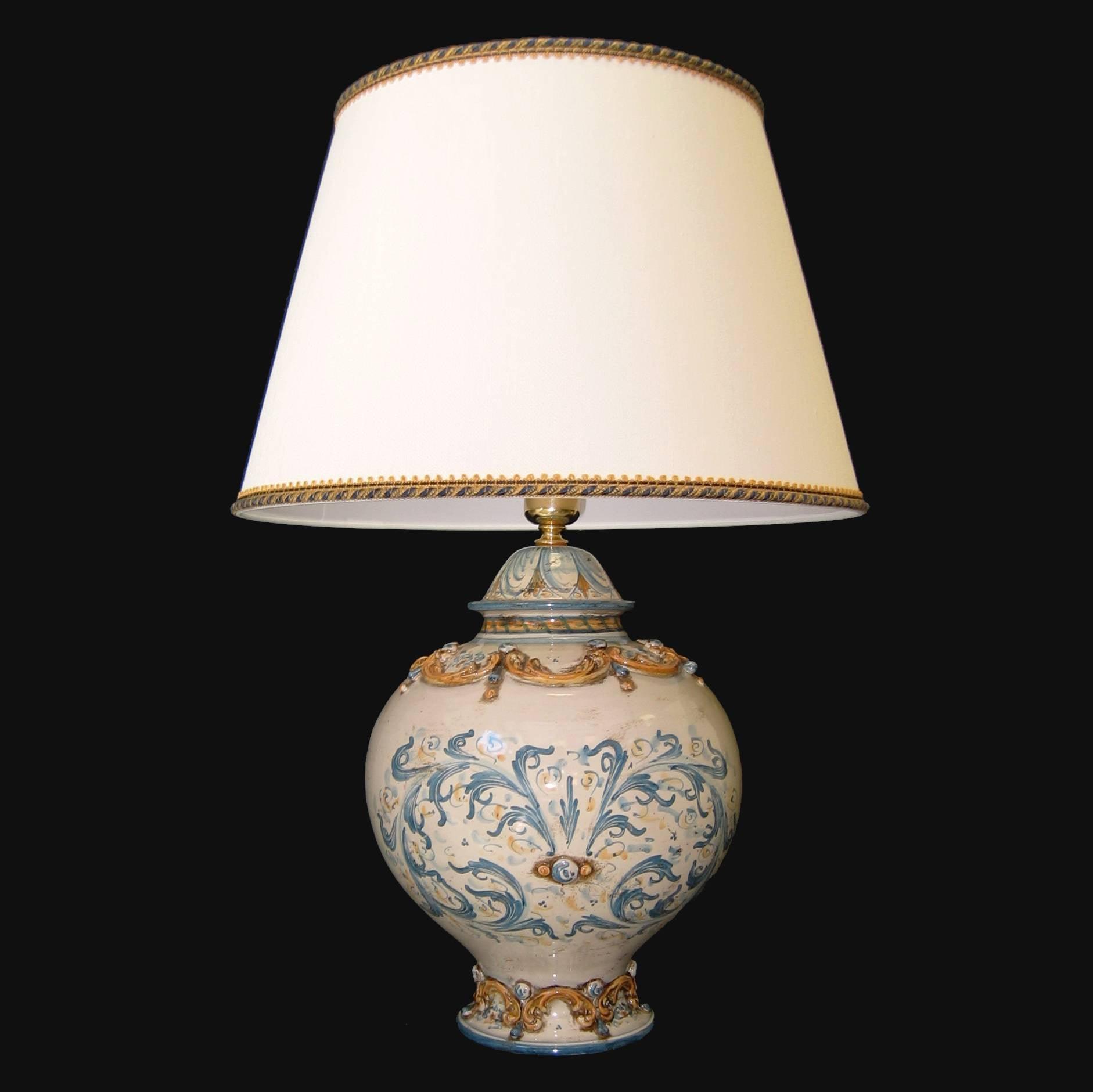 Lampada in ceramica di Caltagirone fatta a mano con decori blu e oro, paralume beige