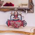 Ceramiche di Caltagirone fatti a mano: vaso decorativo rosso e blu con figura femminile, stile tradizionale siciliano