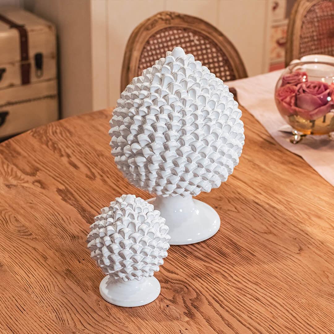 Ceramiche di Caltagirone fatti a mano, decorazioni bianche con motivo a scaglie su tavolo in legno
