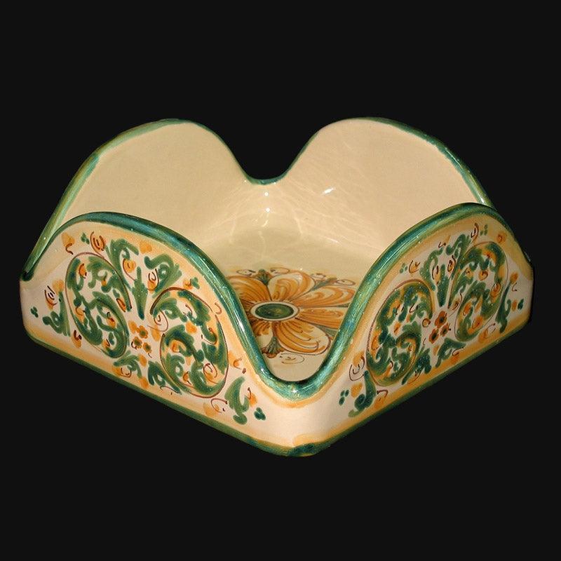 Ceramiche di Caltagirone fatti a mano con decori verdi e arancioni, forma cuore