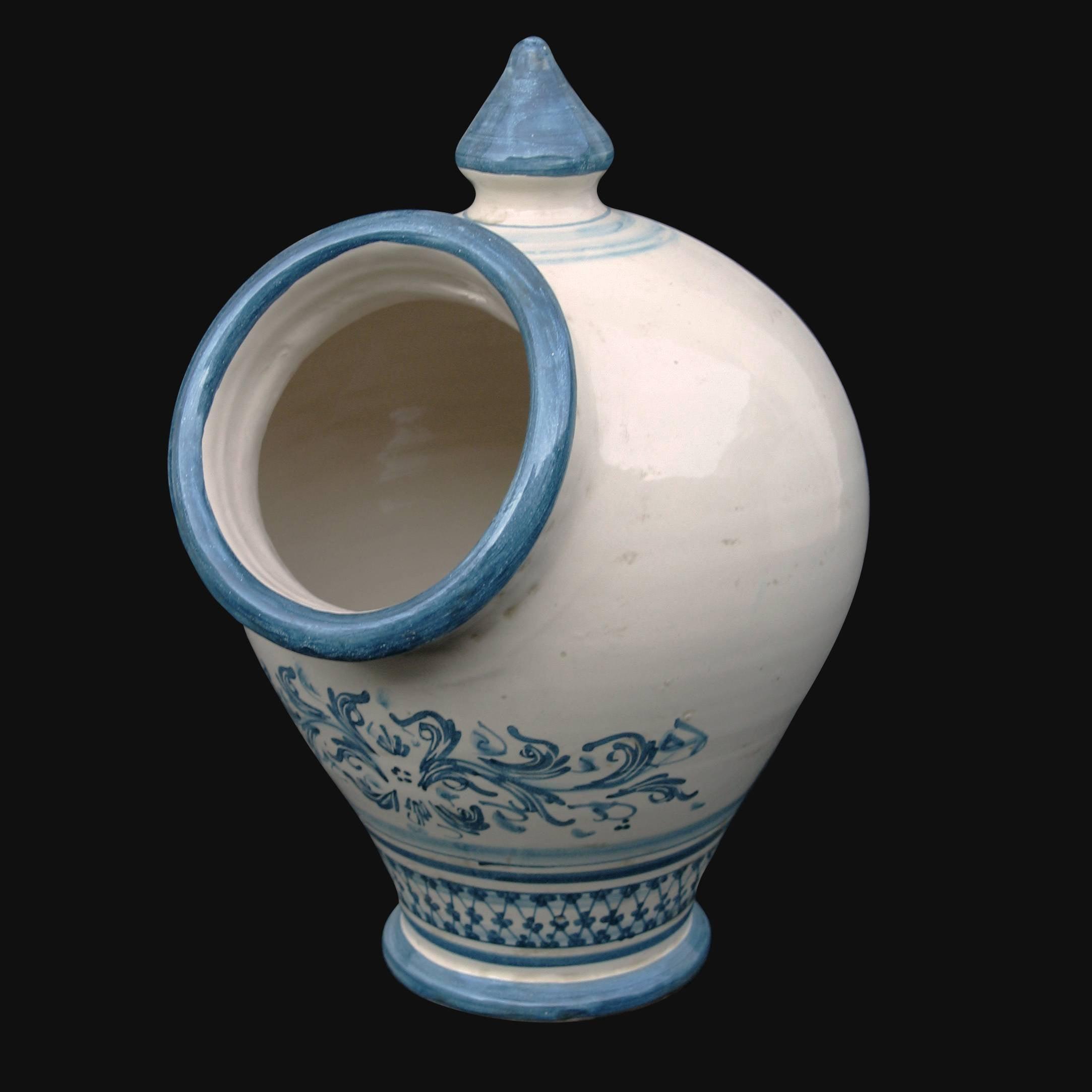 Ceramica di Caltagirone fatta a mano con decori blu, vaso artigianale bianco e blu su sfondo nero