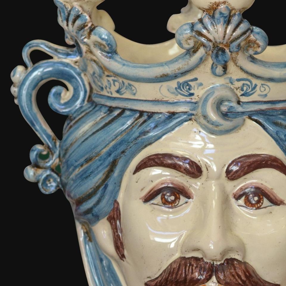 Ceramiche di Caltagirone fatti a mano con volto barbuto e decori blu, arte tradizionale siciliana