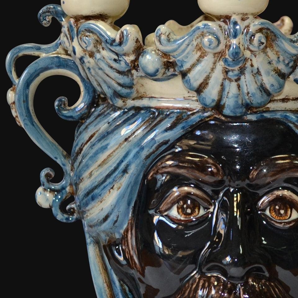Ceramiche di Caltagirone fatti a mano con volto scolpito e decori blu, arte tradizionale siciliana