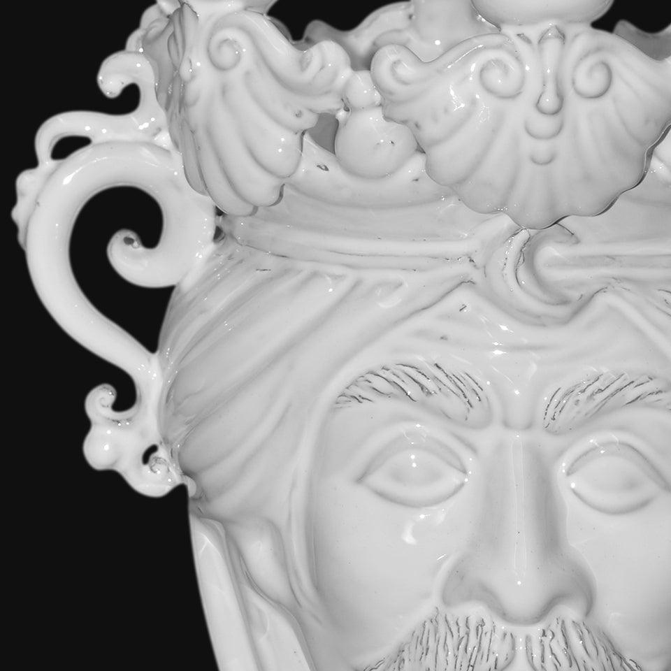 Ceramiche di Caltagirone fatti a mano con volto barbuto e dettagli ornamentali