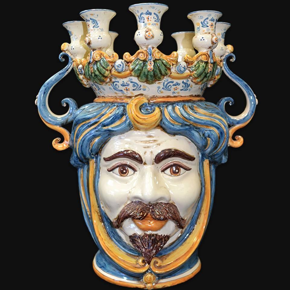 Ceramiche di Caltagirone fatti a mano: vaso volto maschile con corona e candele, arte tradizionale siciliana