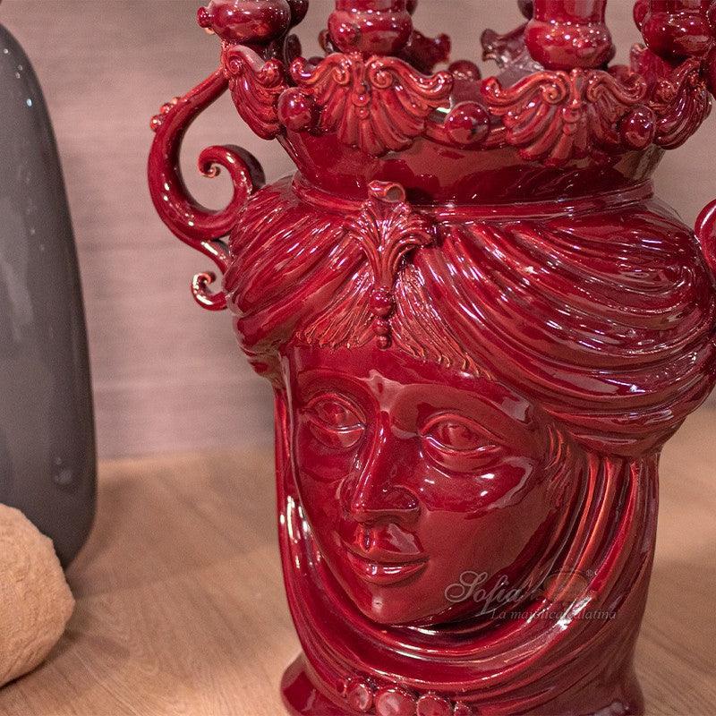 Ceramiche di Caltagirone fatti a mano, vaso rosso con volto femminile e dettagli barocchi