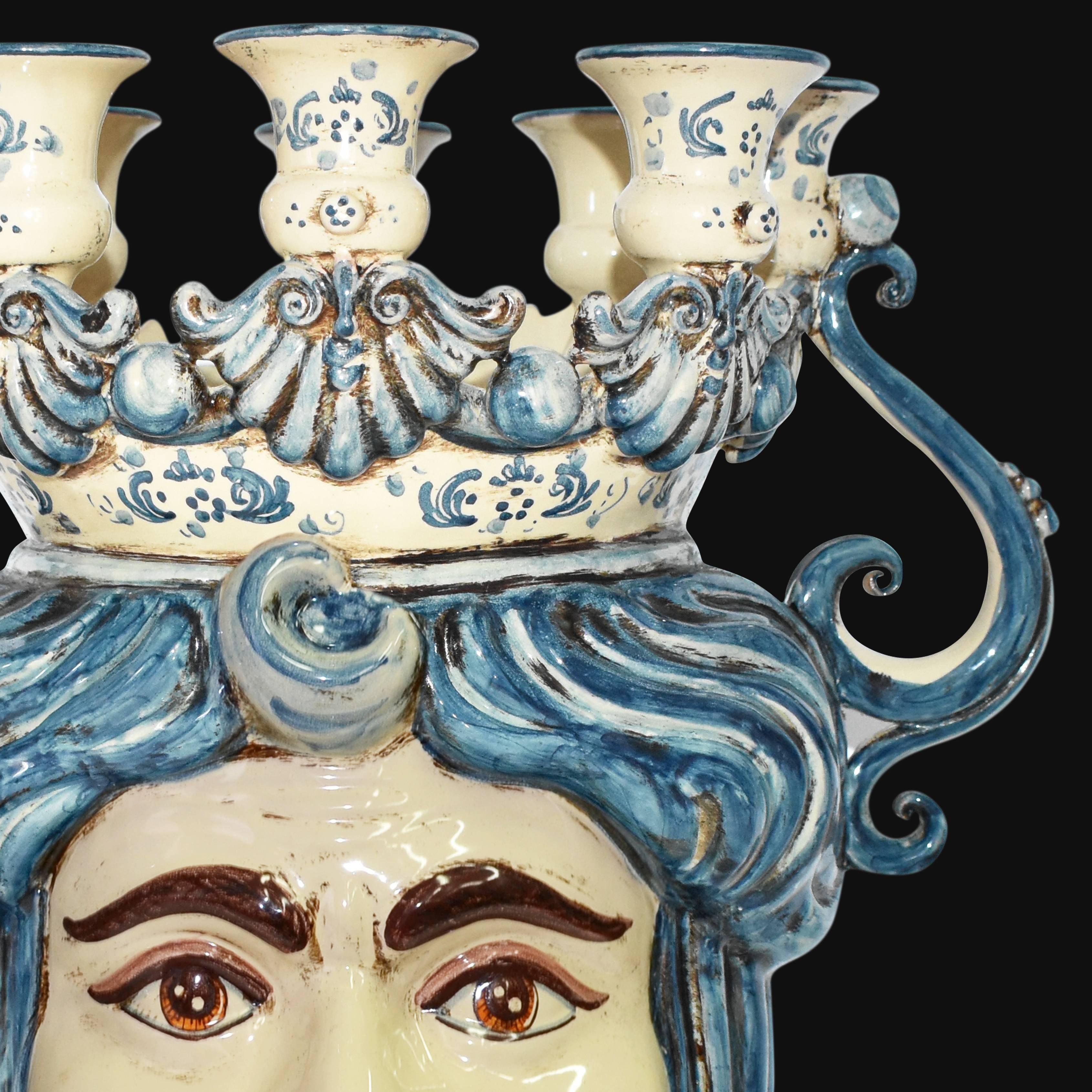 Ceramiche di Caltagirone fatti a mano con volto e decori blu, candelabro artigianale