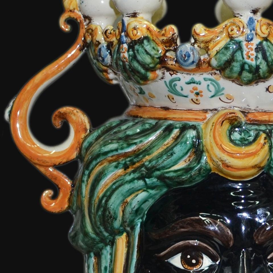 Ceramiche di Caltagirone fatti a mano con decori colorati e dettagli artigianali