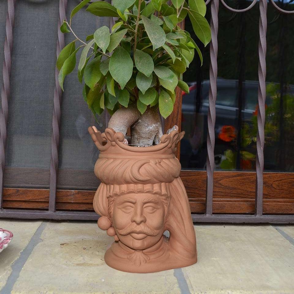 Vaso in ceramica di Caltagirone fatta a mano con volto barbuto, ideale per piante decorative