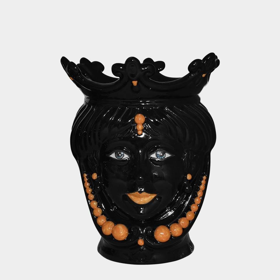 Ceramiche di Caltagirone fatti a mano, testa nera con corona e perle arancioni, arte tradizionale siciliana