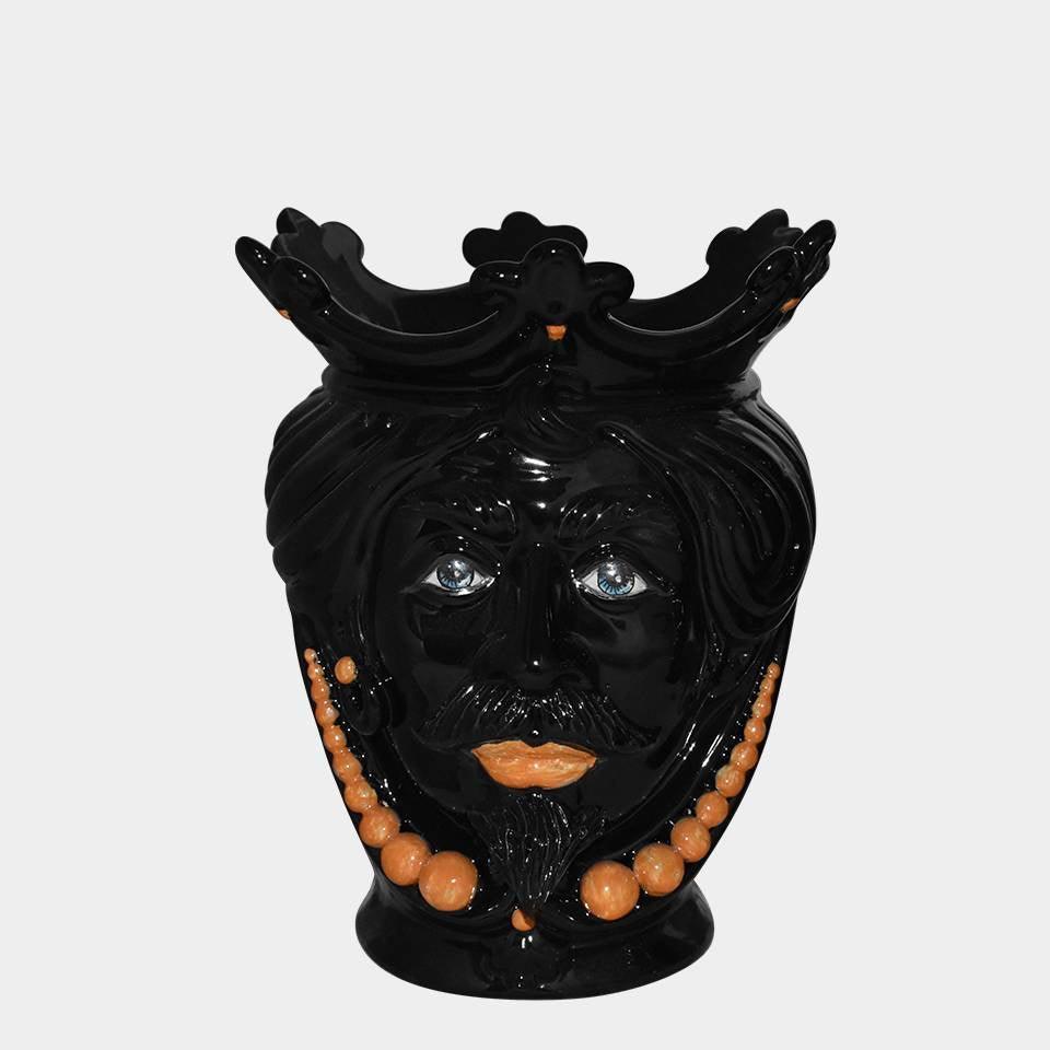 Ceramica di Caltagirone fatta a mano, volto nero con corona e perle arancioni, design unico artigianale