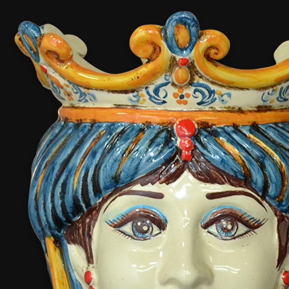 Ceramiche di Caltagirone fatti a mano con corona colorata e dettagli artigianali
