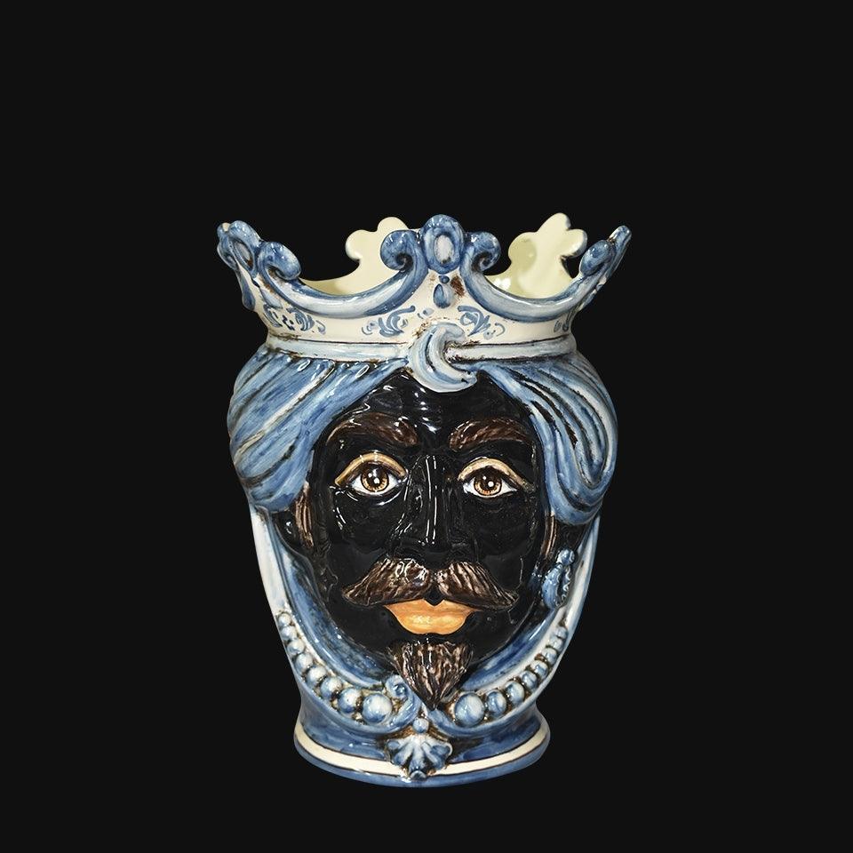Ceramica di Caltagirone fatta a mano con volto regale e corona blu, arte tradizionale siciliana