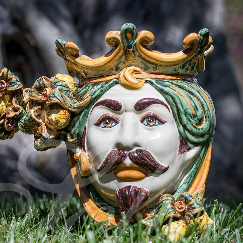 Ceramiche di Caltagirone fatti a mano: volto regale con corona e dettagli colorati, arte tradizionale siciliana