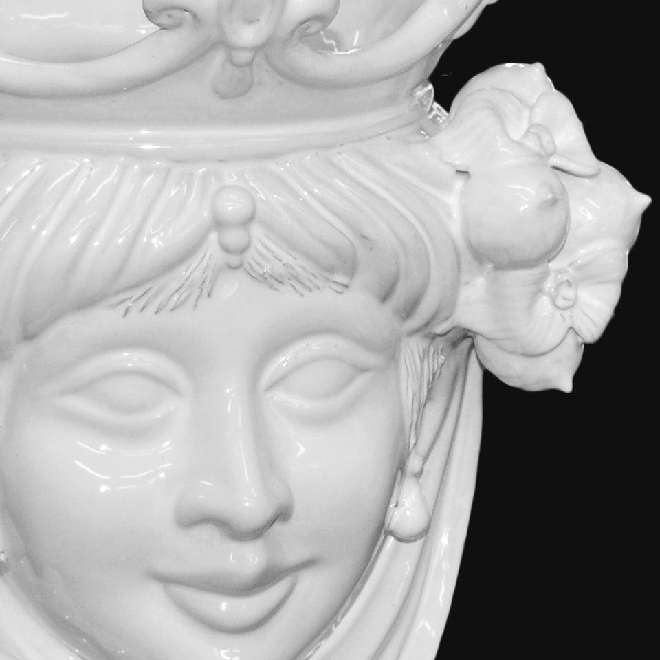 Ceramiche di Caltagirone fatti a mano con volto femminile e dettagli floreali