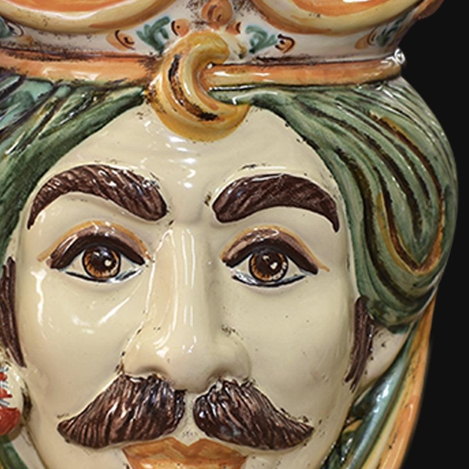 Ceramiche di Caltagirone fatti a mano con volto decorato e colori vivaci, arte tradizionale siciliana