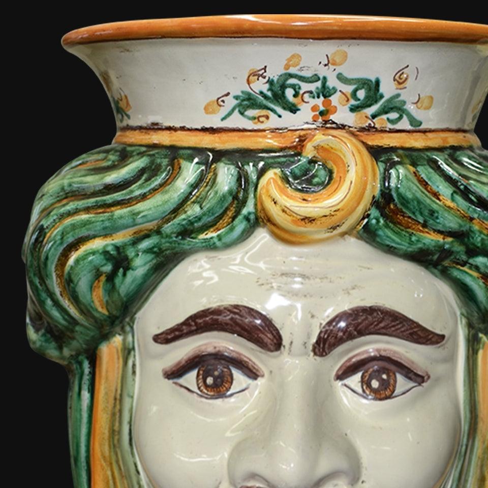 Ceramiche di Caltagirone fatti a mano con volto e capelli verdi decorati