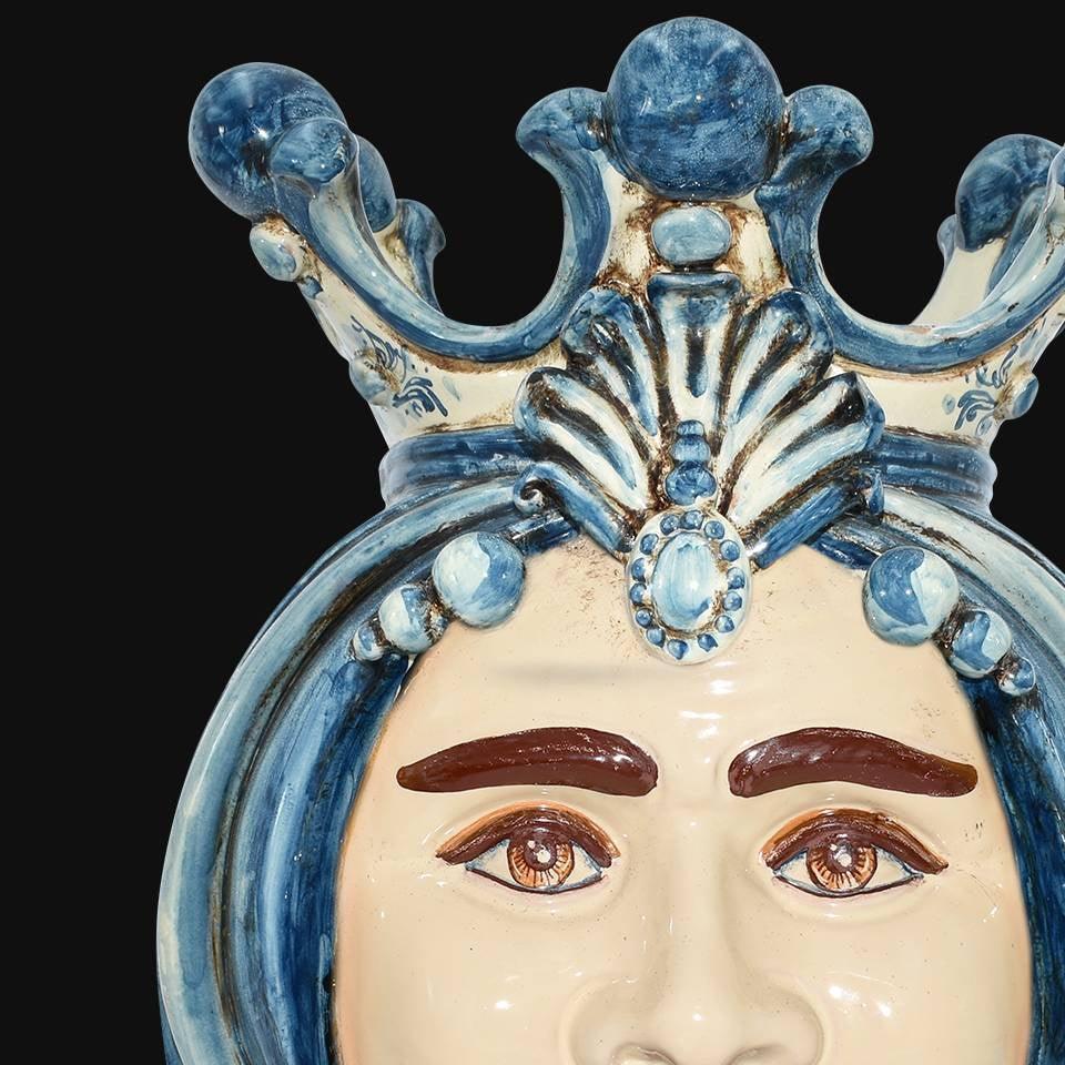 Ceramiche di Caltagirone fatti a mano con corona blu e dettagli artigianali