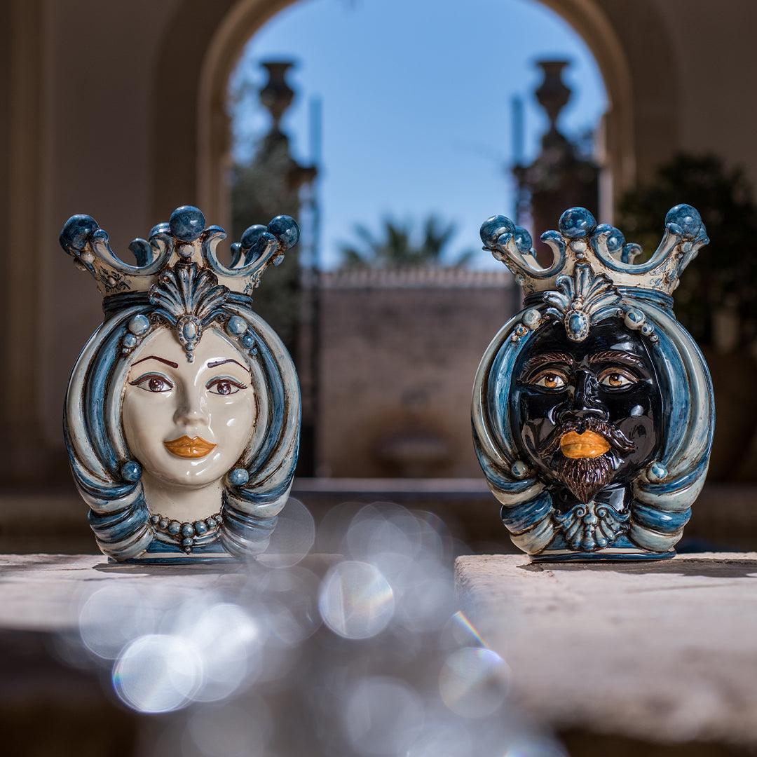 Ceramiche di Caltagirone fatti a mano: teste regali blu e bianche con corone, arte tradizionale siciliana