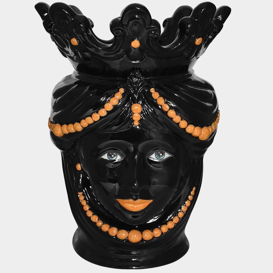 Ceramiche di Caltagirone fatti a mano: testa nera con corona e perle arancioni