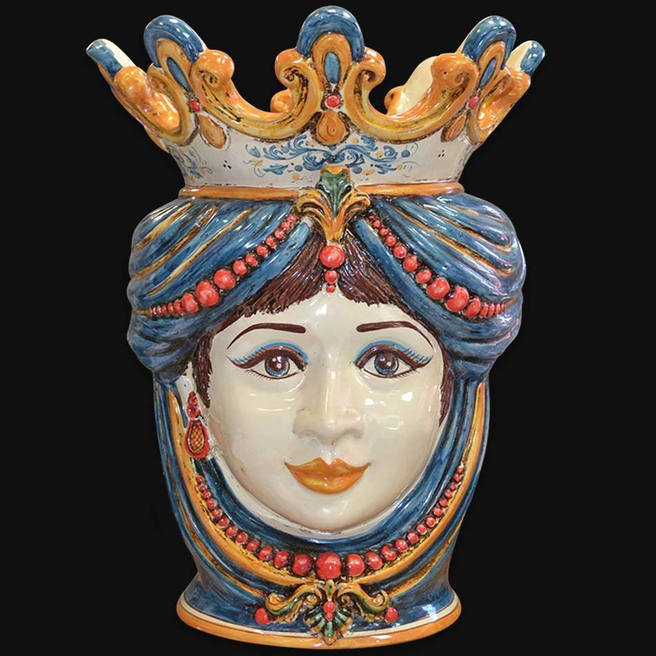 Ceramica di Caltagirone fatta a mano con volto femminile e corona colorata, arte tradizionale siciliana