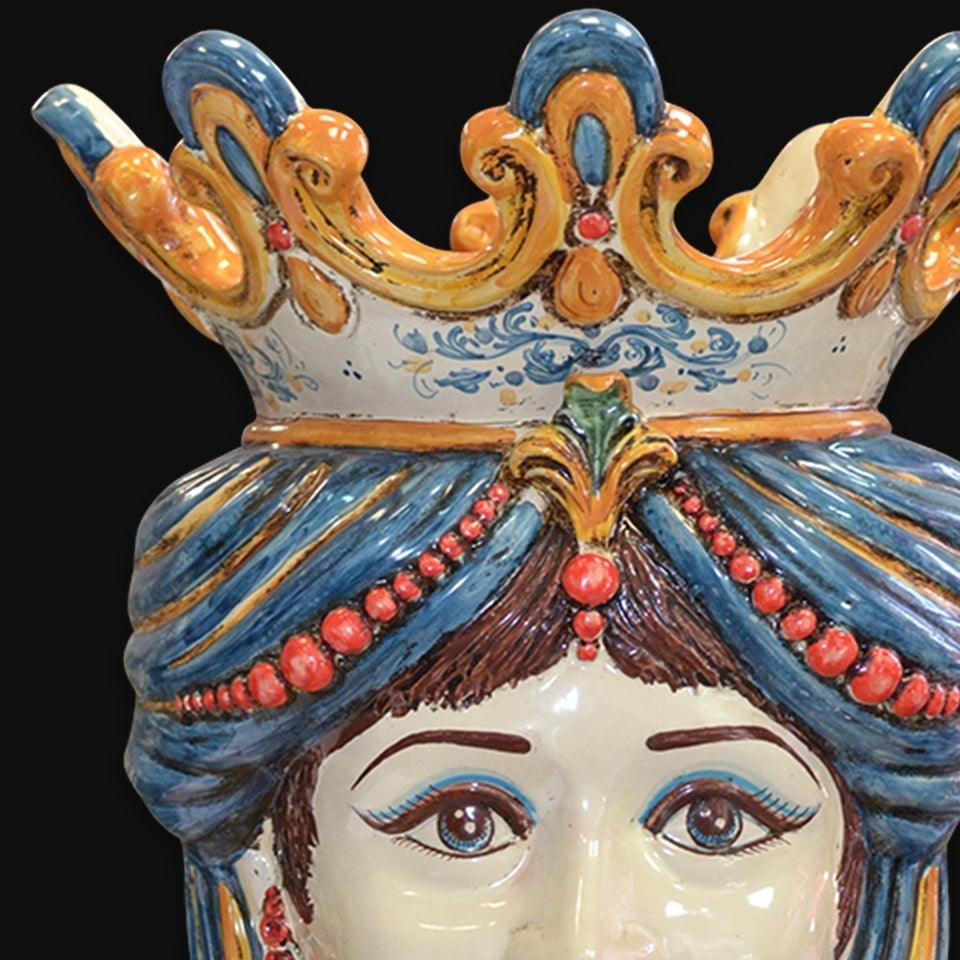 Ceramiche di Caltagirone fatti a mano con corona blu e arancione, dettagli rossi e occhi espressivi