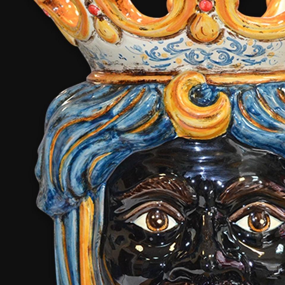 Ceramiche di Caltagirone fatti a mano, statua con corona e dettagli colorati, arte tradizionale siciliana