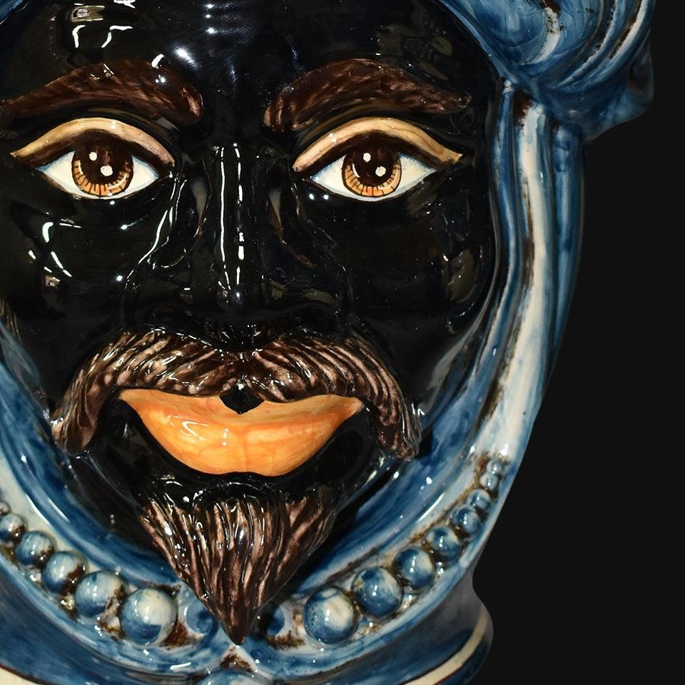 Ceramiche di Caltagirone fatti a mano con volto nero e dettagli blu, arte tradizionale siciliana