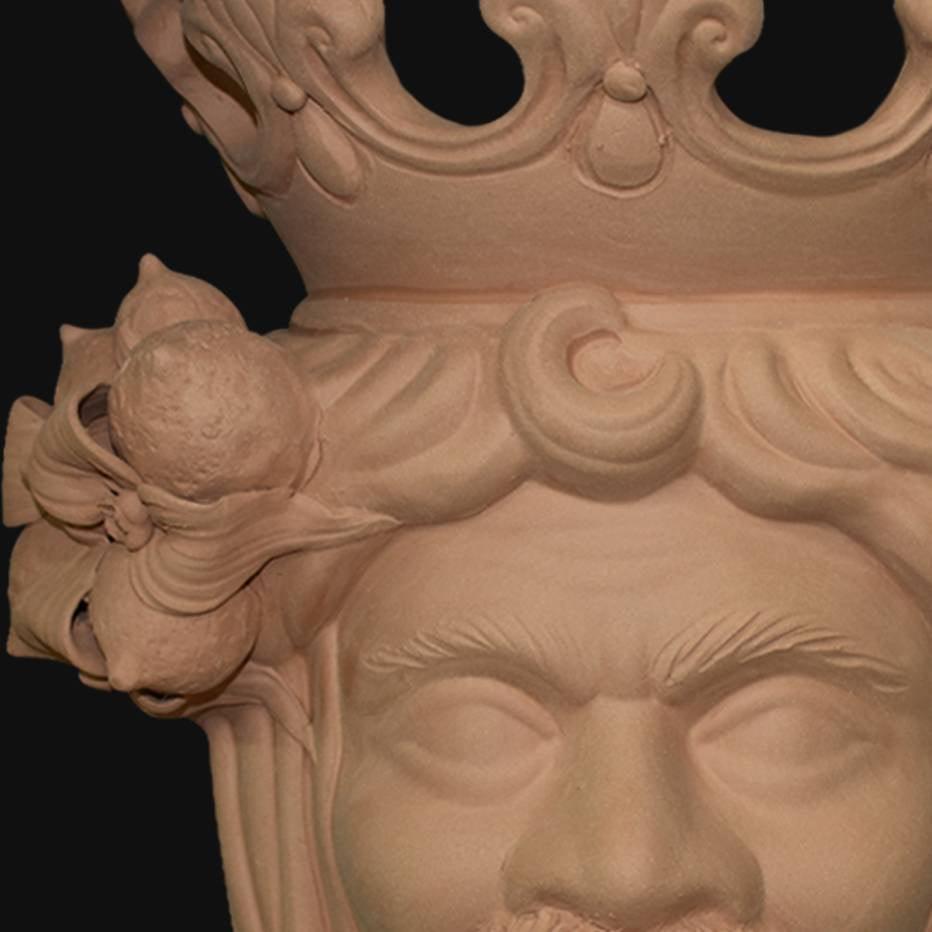 Ceramiche di Caltagirone fatti a mano con dettagli scolpiti e corona