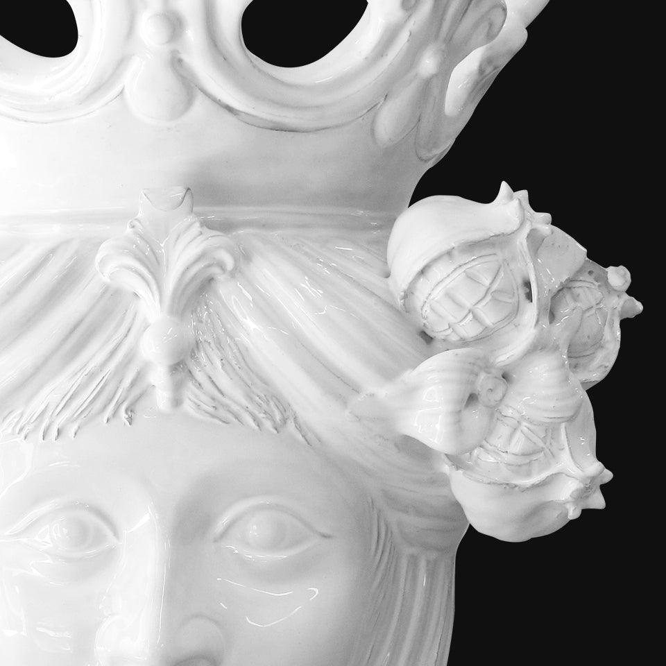 Ceramiche di Caltagirone fatti a mano: volto femminile con corona e dettagli scolpiti in bianco