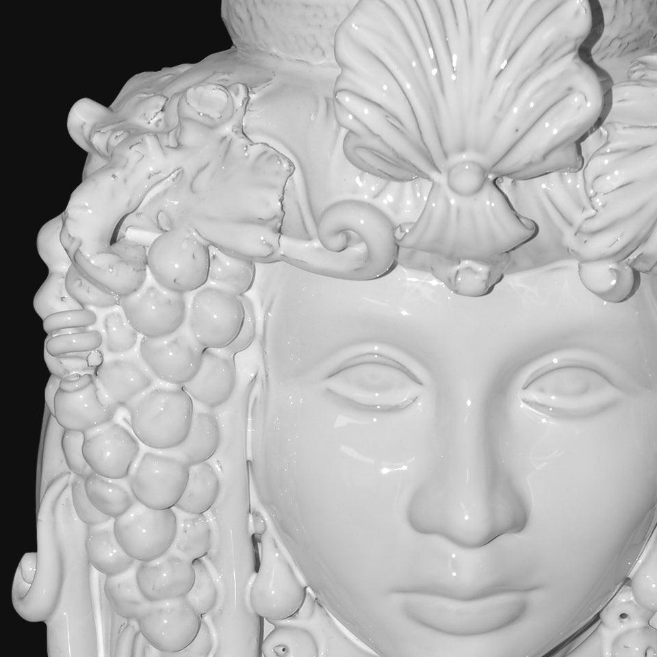 Ceramiche di Caltagirone fatti a mano con dettagli di grappoli d'uva e foglie, arte tradizionale siciliana