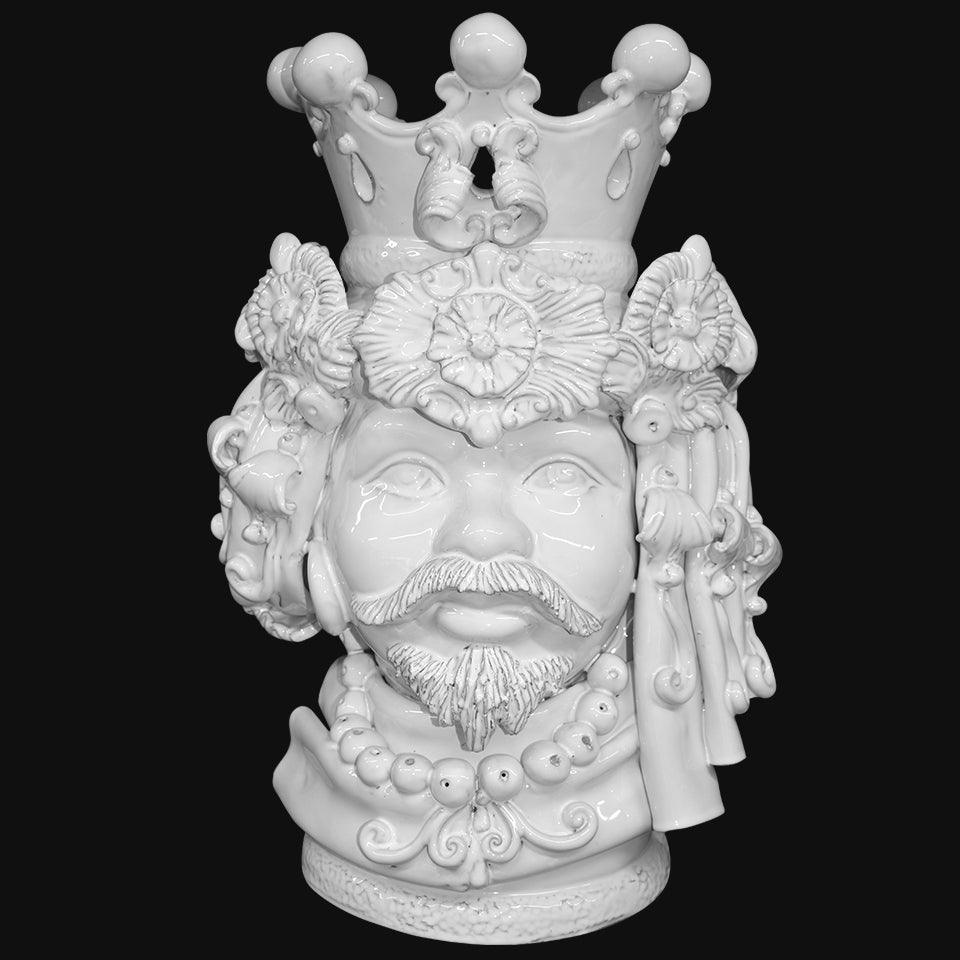 Ceramica di Caltagirone fatta a mano con volto regale e corona, arte tradizionale siciliana