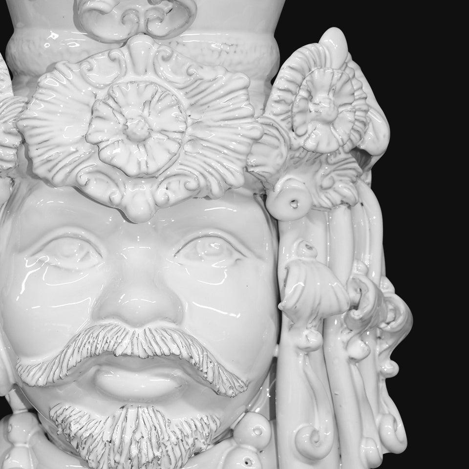 Ceramiche di Caltagirone fatti a mano con volto barbuto e decori floreali in bianco
