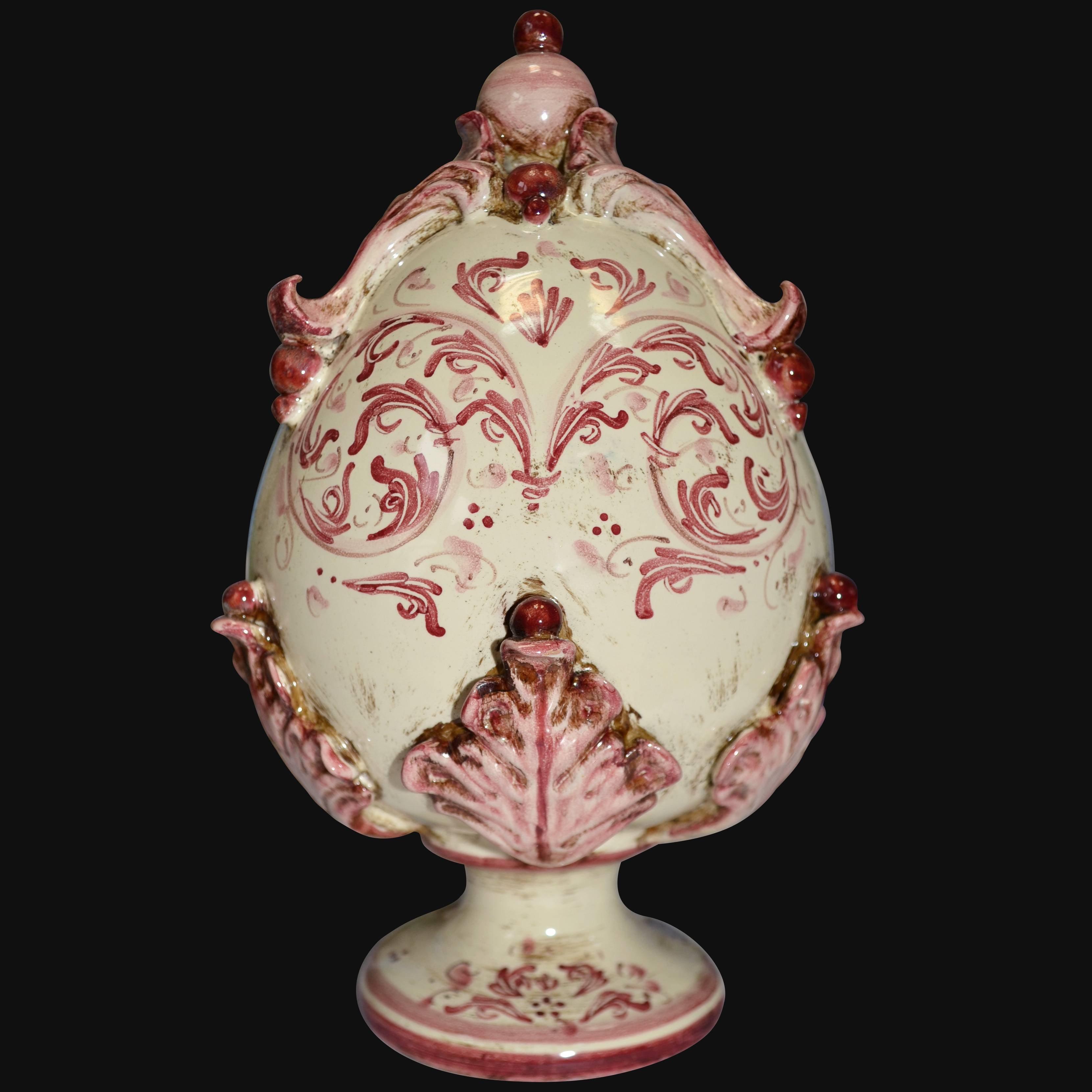 Ceramiche di Caltagirone fatti a mano con decori rossi e forma elegante